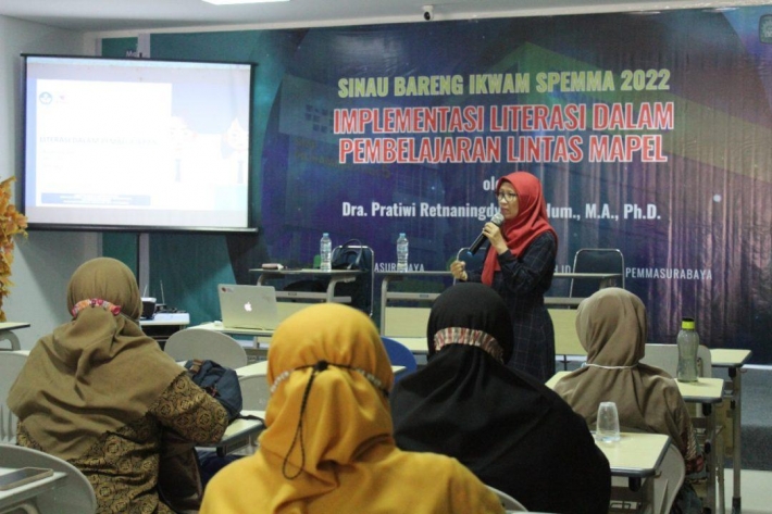 Sinau Literasi Bersama Ikwam yang Juga Kepala Jurusan Sastra Inggris Unesa