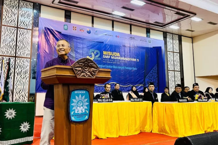 Dahlan Iskan Beri Motivasi Ratusan Wisudawan SMP Muhammadiyah 5 Surabaya