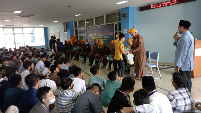 Peringati Maulid Nabi, Siswa SMP Muhammadiyah 5 Surabaya Berbagi dengan Veteran