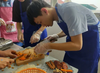 Siswa Korea Belajar Membuat Minuman Tradisional Sinom di SMP Muhammadiyah 5 Surabaya