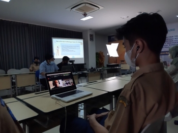 Siswa SMP di Surabaya Berbagi Pengalaman Sekolah Daring dengan Siswa di Thailand