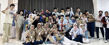 Spema Surabaya Ajak 16 Siswa Pertukaran Pelajar Korsel Mewarnai Wayang