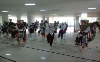 Siswa Asal Korsel Antusias Belajar Kuda LumpingTari