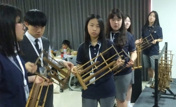 Siswa Daejeo Middle and High School Belajar Musik Angklung di SMP Muhammadiyah 5 Surabaya