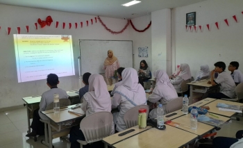 Gandeng AIESEC, SMP Muhammadiyah 5 Surabaya Datangkan Dua Native Speaker Australia dan Vietnam